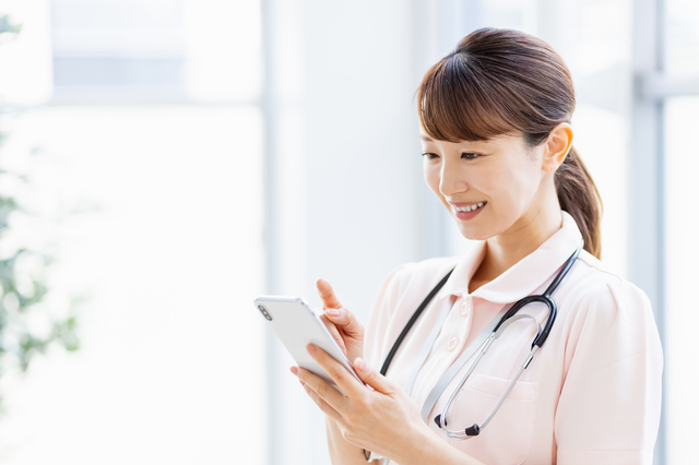 診察後の集計作業を「確認だけ」に。勤怠管理システムで法令遵守の不安を解消する方法